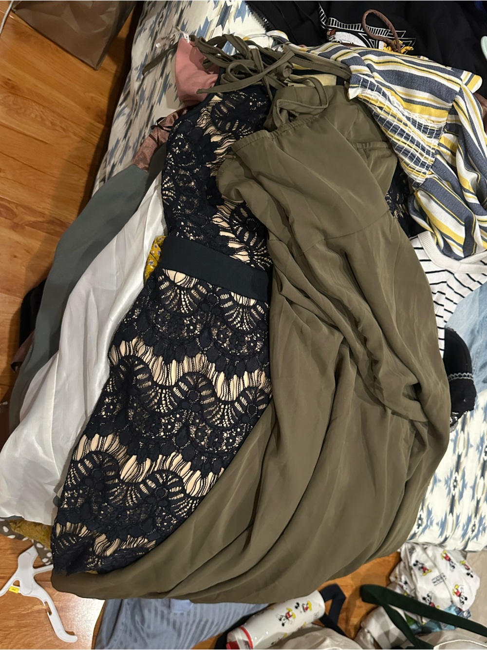 Bundle/ lot of 18 mixed clothes & sizes.